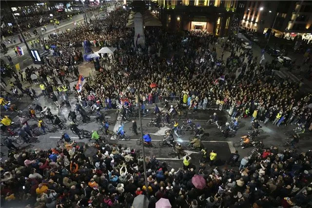 В Белграде студенты и активисты оппозиции организуют масштабную акцию протеста против сербских властей