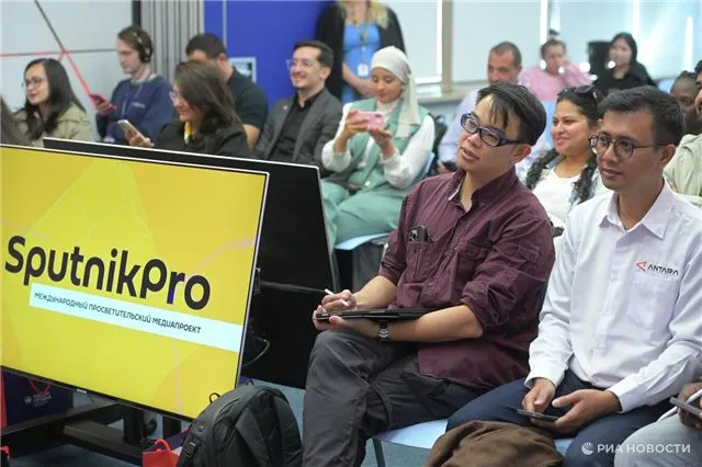 Начался очный модуль SputnikPro - за партой — 25 журналистов из 19 стран мира