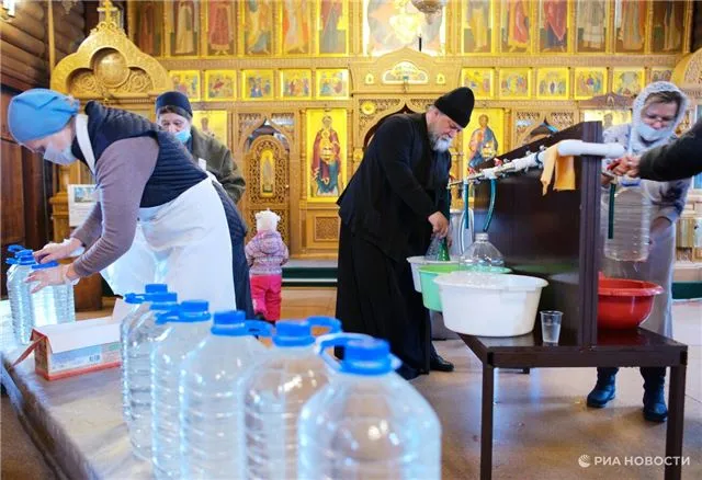 Потокин - Крещенская вода остается чистой благодаря силе молитвы, которая преображает её сущность