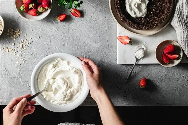 Простой и вкусный клубничный пирог на йогурте — идеальный рецепт!