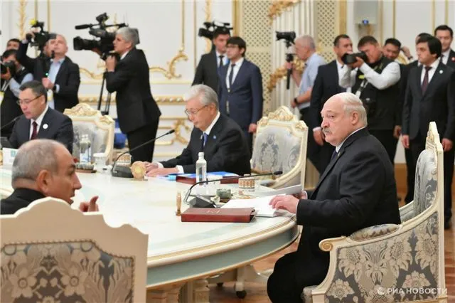 Лукашенко призывает глав государств СНГ совместно развивать экономическую основу региона